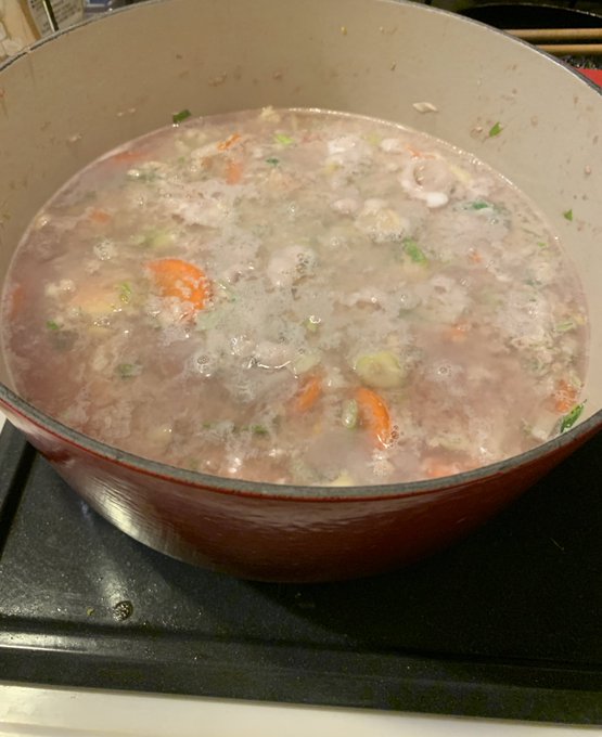 ひき肉と香味野菜を大量に鍋にぶち込んでコンソメスープを作っている
過程が見た目ゲボで不安 
