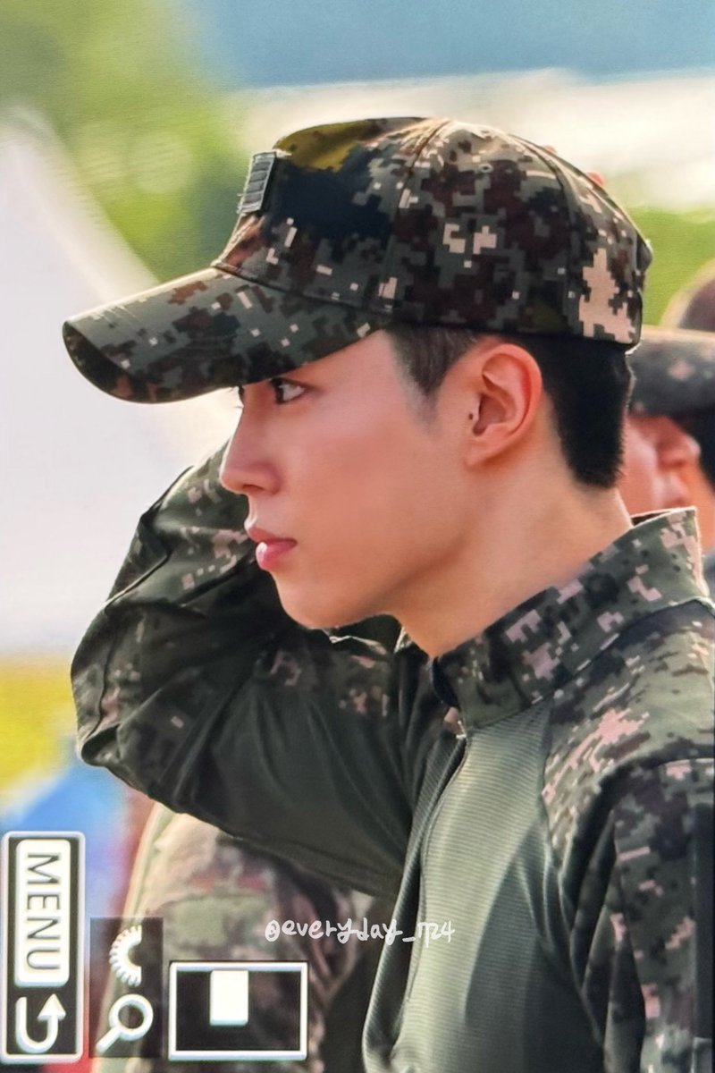 07dang24's tweet photo. 병장님 옆태 왜케 이뻐 https://t.co/JurBeqGpKr