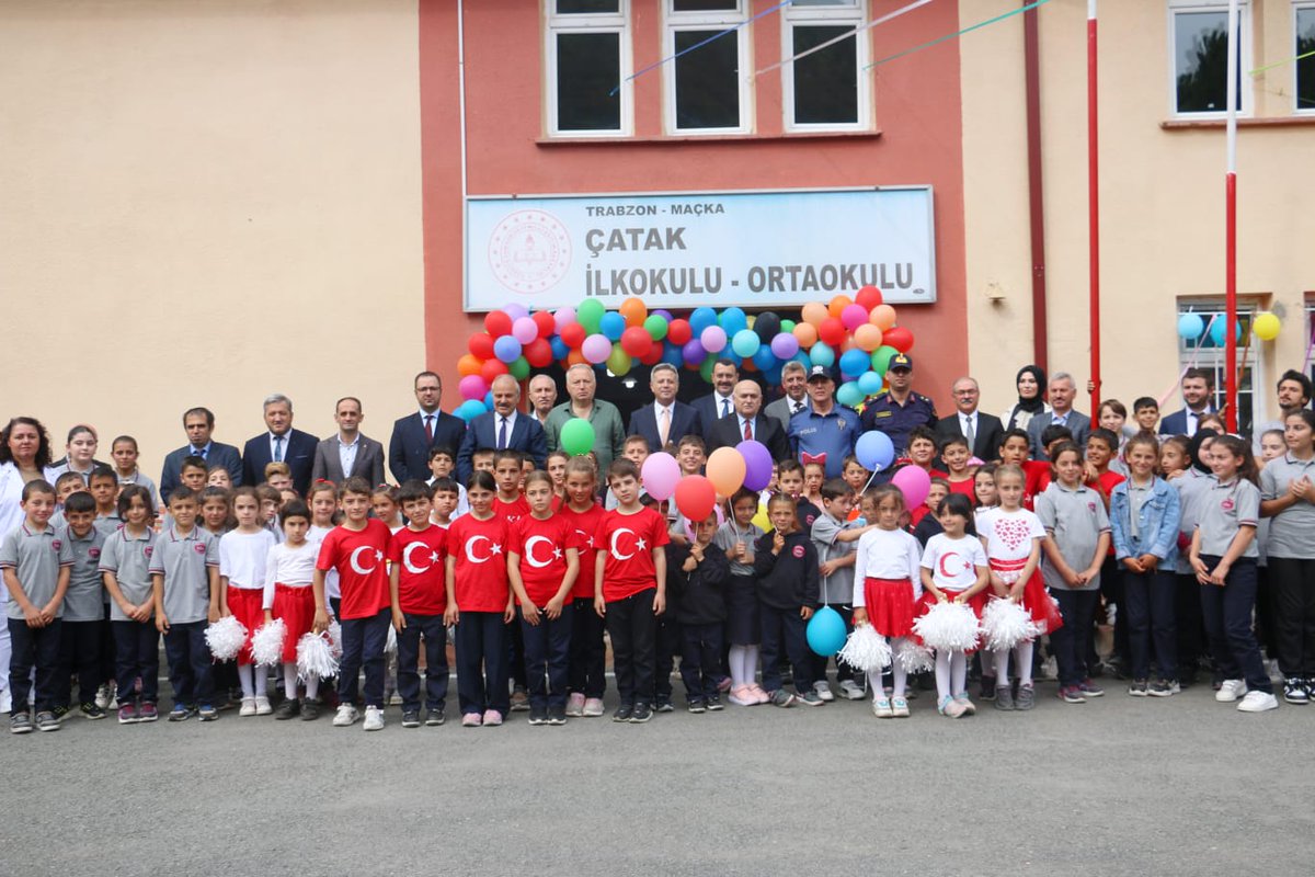 Kaymakamımız Şahin Demir, Mil. Eğ.Müd. Yaşar Adıgüzel ve protokol üyeleriyle birlikte Çatak İlk/Ortaokulu’nda düzenlenen 2025-2026 Eğitim-Öğretim Yılı Açılış Programına katılarak “Yeni eğitim-öğretim yılı öğrencilerimize, öğretmenlerimize ve eğitim camiamıza hayırlı olsun.” dedi.