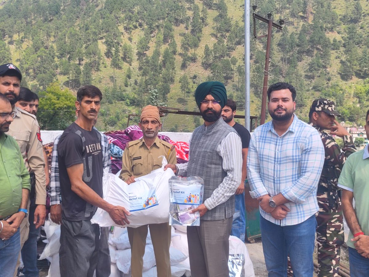 CentreDoda's tweet photo. DDC #Doda @harvinder_ias inspected the newly constructed Tehsil building at #Bhalla to review facilities for better public service.
He also distributed relief kits to flood-affected families,assuring full admin support in times of need.
@OfficeOfLGJandK 
@Divcomjammu 
@diprjk https://t.co/5bPMjA3Fkb
