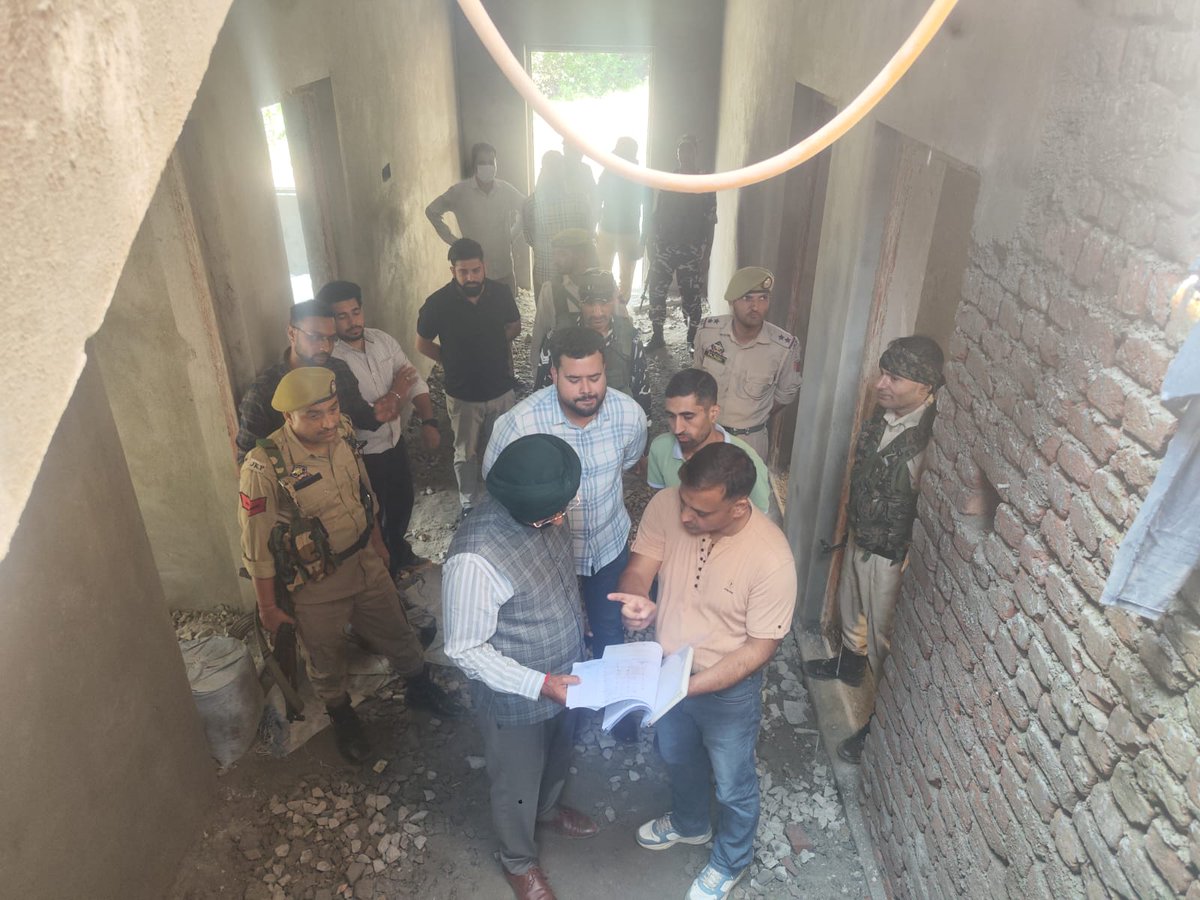 CentreDoda's tweet photo. DDC #Doda @harvinder_ias inspected the newly constructed Tehsil building at #Bhalla to review facilities for better public service.
He also distributed relief kits to flood-affected families,assuring full admin support in times of need.
@OfficeOfLGJandK 
@Divcomjammu 
@diprjk https://t.co/5bPMjA3Fkb