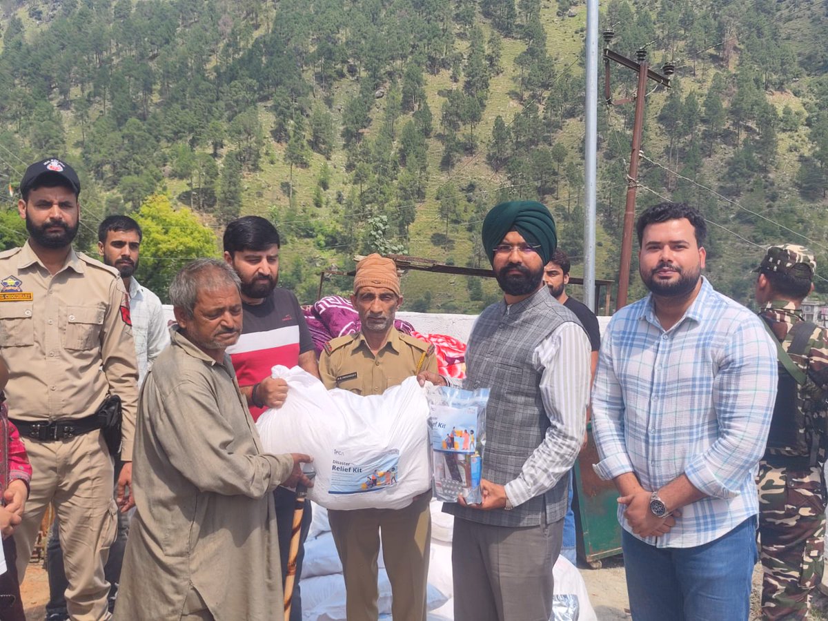 CentreDoda's tweet photo. DDC #Doda @harvinder_ias inspected the newly constructed Tehsil building at #Bhalla to review facilities for better public service.
He also distributed relief kits to flood-affected families,assuring full admin support in times of need.
@OfficeOfLGJandK 
@Divcomjammu 
@diprjk https://t.co/5bPMjA3Fkb