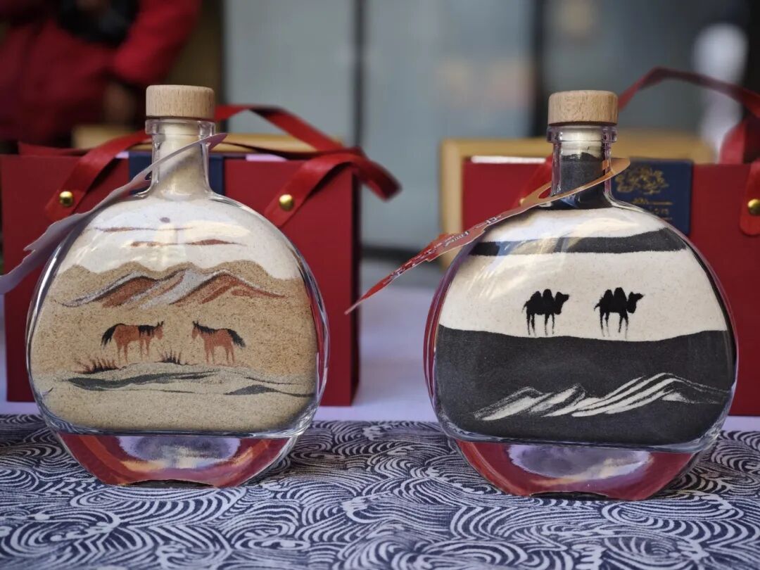 😊For the upcoming Mid-Autumn Festival, a number of intangible cultural heritage workshops in Ningxia Hui autonomous region have launched a series of awesome cultural and creative gifts, such as "eight-treasure tea" gift boxes with Ningxia's life scene on the packaging box and