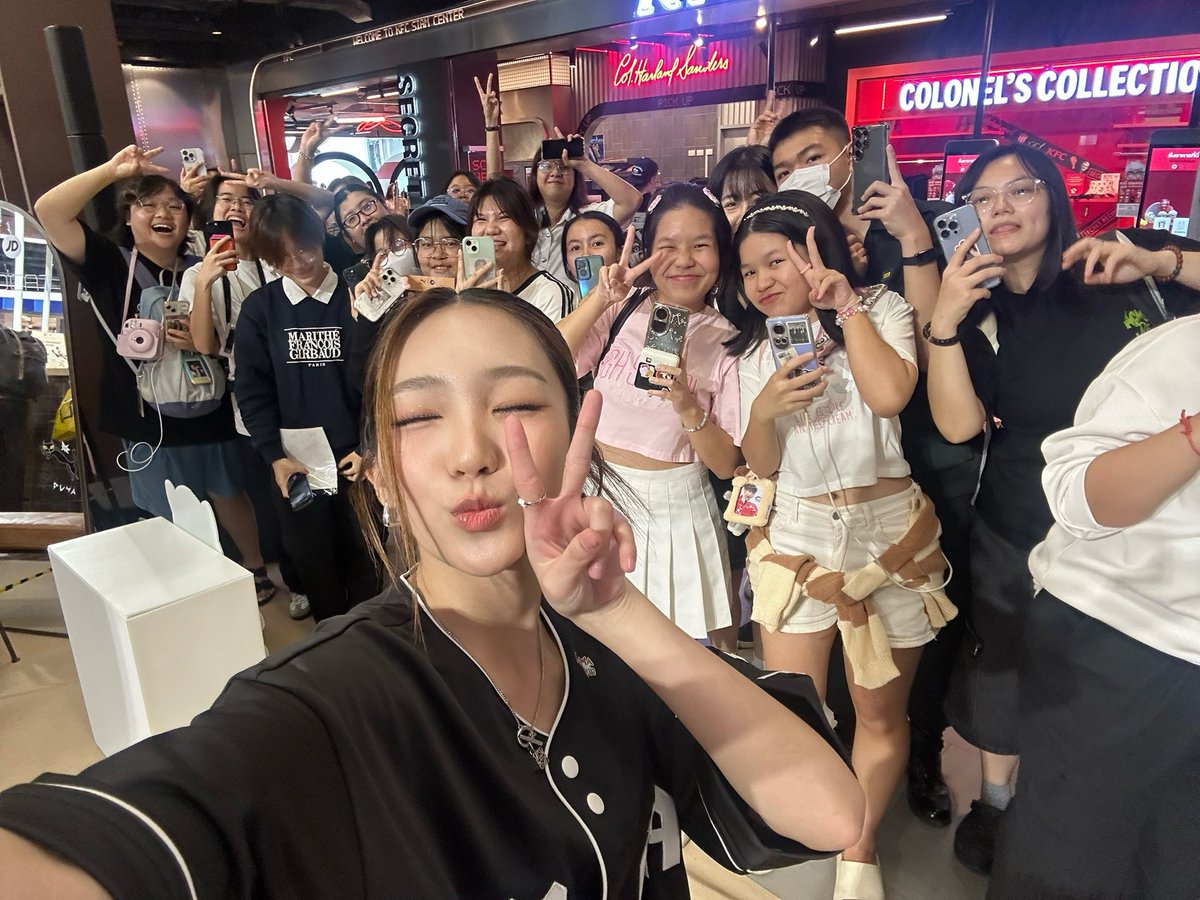 ขอบคุณที่มาหากันนะคะะ ขอโทษษไม่ได้ไปถ่ายอีกฝั่งง รักๆๆๆ กินข้าวเย็นกันด้วย ใครไปซื้อspeedcat น่ารักๆเอามาขิงกันด้วย! #PUMAxJDSpeedcat