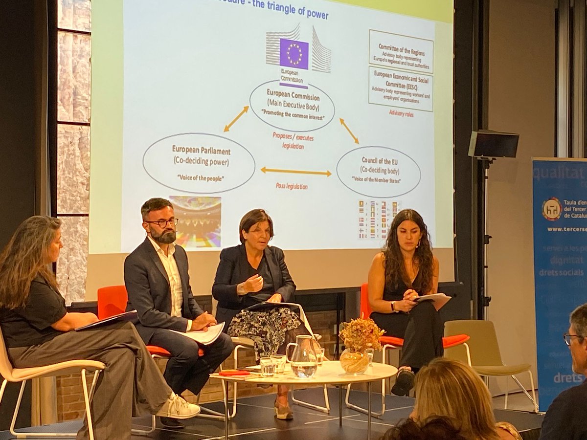 CatalunyaIntl's tweet photo. @Taula3sector @LForasterLloret @monicambravo @conxitafont @exteriorscat 🗨Comença la primera taula rodona a #EuropaSocial.

Anna Montaner Roquet, de @Catalonia_EU "Les entitats socials podeu contribuir a definir les prioritats en l'àmbit social a la UE, òbviament si es fa en xarxa i amb socis europeus l'impacte és més gran" https://t.co/AVtycFfIBb