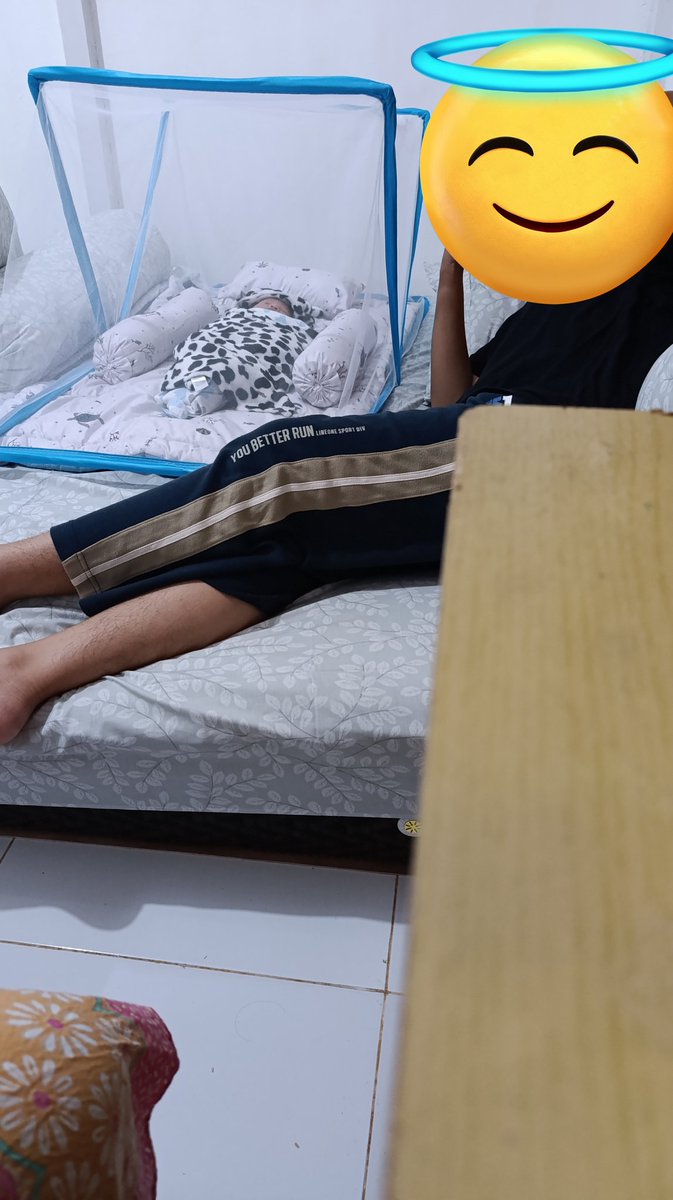 septalfinta's tweet photo. newborn era. sift siang sama kakung, sift pulang kantor sama bapak, sift tengah malam sama mbah uti. adek, kakak, abang semuanya dibutuhin siap jd garda terdepan. monangs kluarga w full support. masyaAllah tabarakallah 🥺🥰 https://t.co/1tysMO2d1J