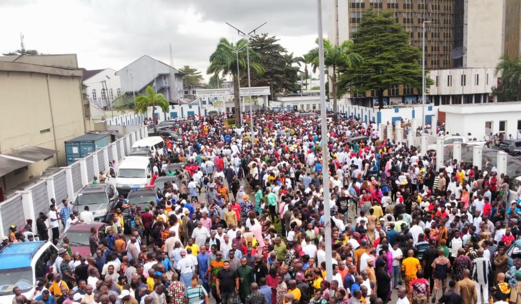 Big_Sinudo's tweet image. Rivers people are on the streets, awaiting the triumphant entry of His Excellency, Sir Siminalayi Fubara, GSSRS.

#SimFubara