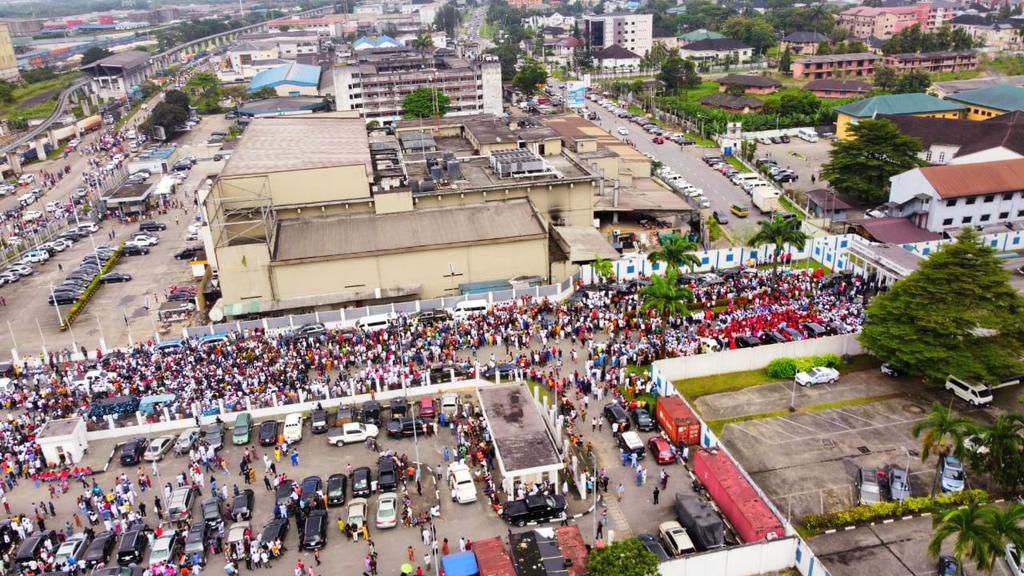 Big_Sinudo's tweet image. Rivers people are on the streets, awaiting the triumphant entry of His Excellency, Sir Siminalayi Fubara, GSSRS.

#SimFubara
