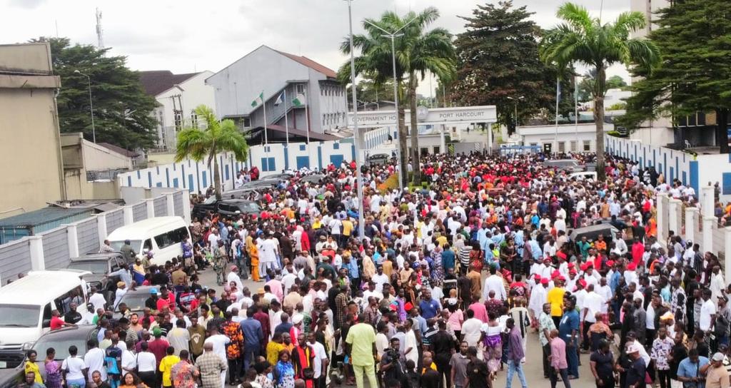 Big_Sinudo's tweet image. Rivers people are on the streets, awaiting the triumphant entry of His Excellency, Sir Siminalayi Fubara, GSSRS.

#SimFubara