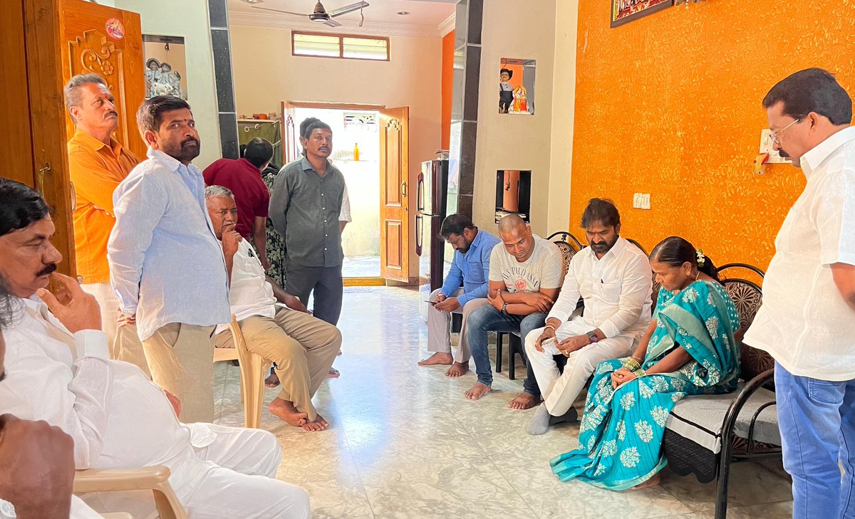 మహబూబ్ నగర్ జిల్లా కేంద్రం బండ్లగేరికి చెందిన రిటైర్డ్ ఎక్సైజ్ సీఐ గంజి పెద్ద ఎల్లయ్య గారు పరమపదించిన సందర్భంగా మాజీ మంత్రి వి శ్రీనివాస్ గౌడ్ గారు వారి ఇంటికి వెళ్ళి కుటుంబ సభ్యులను పరామర్శించడం జరిగింది.