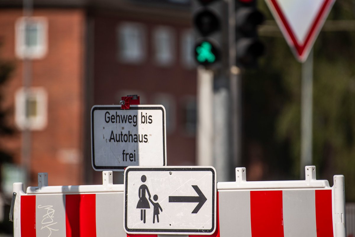 Das Tiefbauamt, lässt den gemeinsamen Geh- und Radweg zwischen der Warnowallee und dem Tunnel Lütten Klein auf einer Länge von 267 Metern instandsetzen. Die Baumaßnahme beginnt am Montag, 22. September 2025, und dauert voraussichtlich bis 17. Oktober 2025.
rathaus.rostock.de/meldungen/3692…