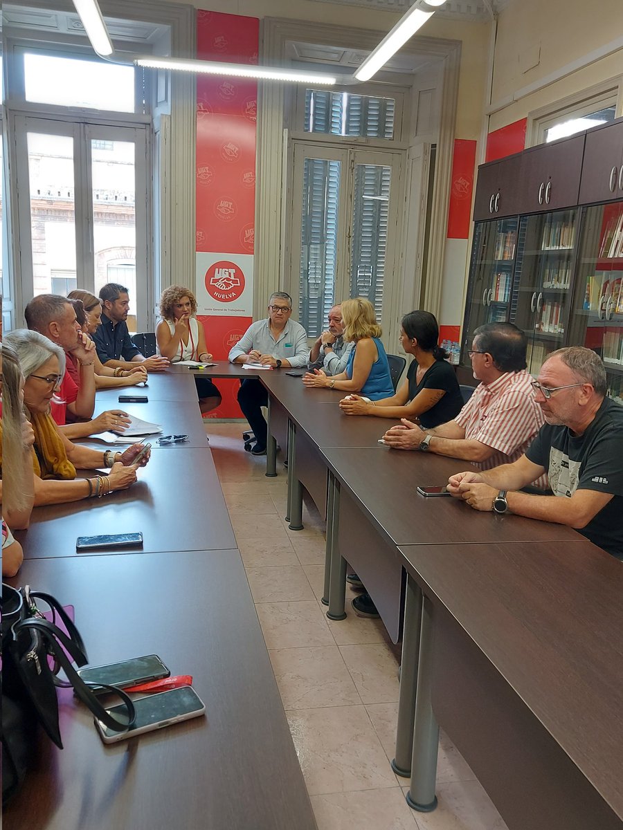 Encuentro de trabajo entre <a href="/UGTHuelva/">UGT Huelva</a>   y  <a href="/PSOEHuelvaCap/">PSOE Huelva Capital</a> 
Para abordar temas como:
➡️La Reduccion de la Jornada Laboral a 37,5h
➡️Subidas salariales
➡️Registro Horario
➡️Servicios publicos
➡️Vivienda
#ReduccionDeJoradaYa
<a href="/gutihuelva/">Fco. J. Gutierrez. GUTI</a>
<a href="/rodrigosalguer8/">Rodrigo Salguero</a>