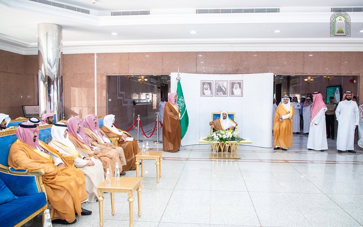 Saudi_Moia's tweet photo. وزير الشؤون الإسلامية يتفقد فرع الوزارة بالمدينة المنورة ويدشّن مشاريع للمساجد بأكثر من 395 مليون ريال …

قام معالي وزير الشؤون الإسلامية والدعوة والإرشاد الشيخ الدكتور عبداللطيف بن عبدالعزيز آل الشيخ –حفظه الله–، أمس الأربعاء 25 ربيع الأول 1447هـ، بزيارة تفقدية لفرع الوزارة بمنطقة المدينة المنورة للوقوف على احتياجاته والمشاريع التي ينفذها، حيث التقى بمدير الفرع ومنسوبيه، يرافقه عدد من وكلاء الوزارة ومديري العموم والمسؤولين.

وخلال الزيارة دشّن معالي الوزير مشاريع تطويرية كبرى للمساجد والجوامع بالمنطقة بلغت قيمتها أكثر من (395) مليون ريال، شملت تشغيل وصيانة المساجد والجوامع بمبلغ يزيد على (95) مليون ريال، لتغطي نحو 90% من إجمالي مساجد المنطقة، كما تضمنت المشاريع تدشين بناء (87) مسجدًا وجامعًا جديدًا بقيمة تجاوزت (282) مليون ريال. 

https://t.co/wthGkMC0WL