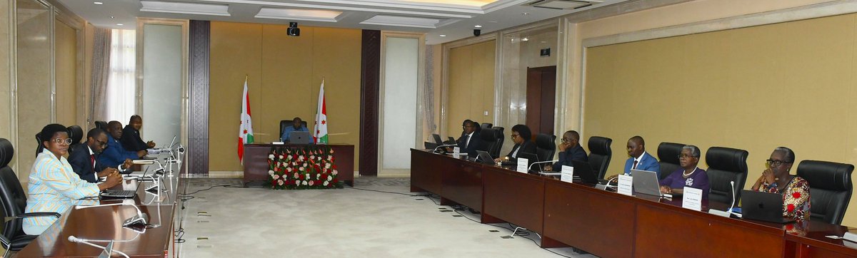 ABPInfos's tweet image. 1.  Sous les hospices du Chef de l'État, @GeneralNeva, le Conseil des Ministres s'est réunie en sa séance extraordinaire, à @NtareHouse, le jeudi 18/09/2025, avec 2 points à l'ordre du jour : le Projet de Pacte National pour l'énergie "#COMPACT" pour la République du #Burundi