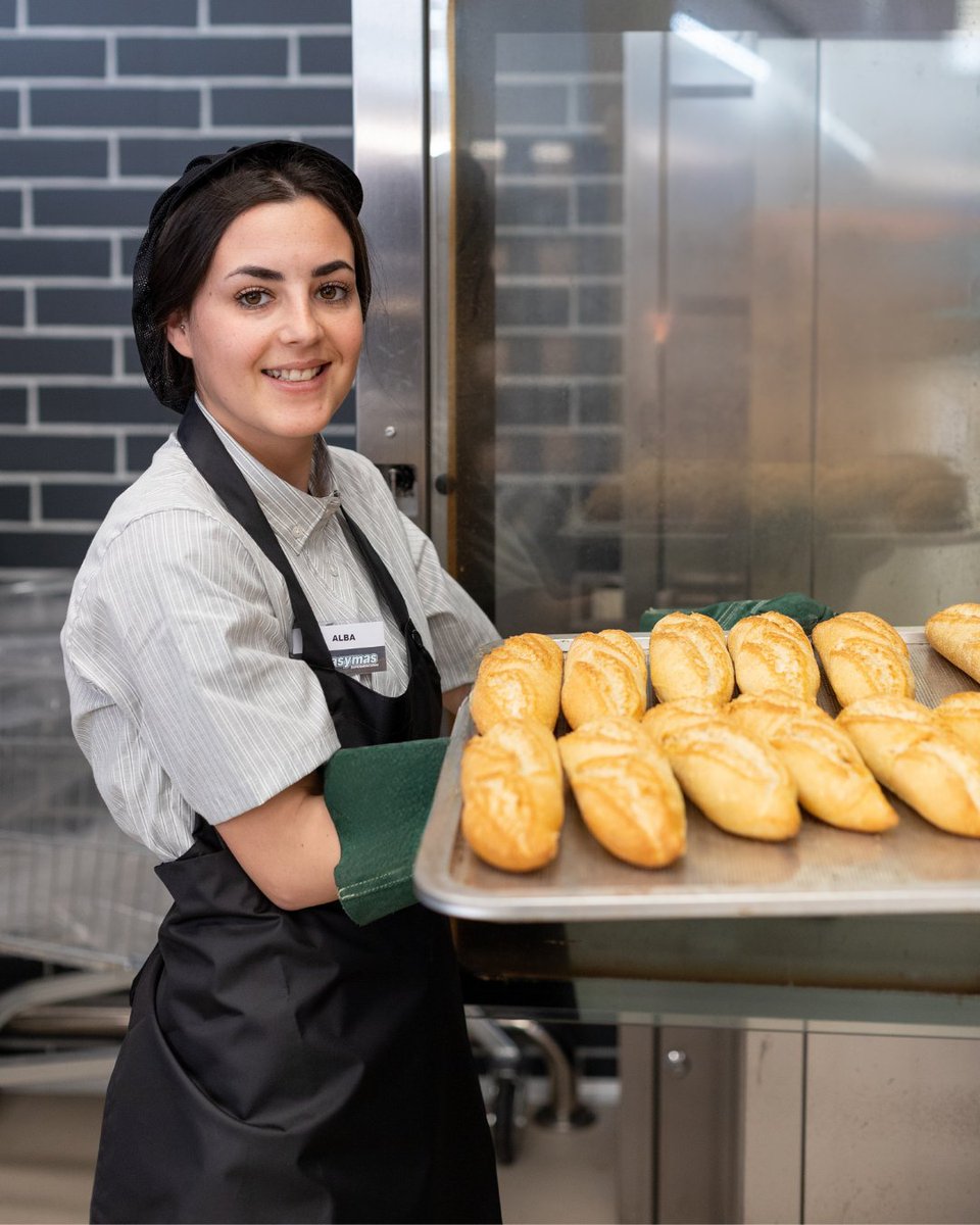 Alba Sarria, de la sección de panadería de nuestra tienda en Dénia, hornea varias veces al día para ofrecerte siempre la mayor calidad. 🍞🥖

Su dedicación y buen hacer aseguran que disfrutes del mejor sabor, recién salido del horno. 😍🔥

#masymasSupermercados #gentemasymas
