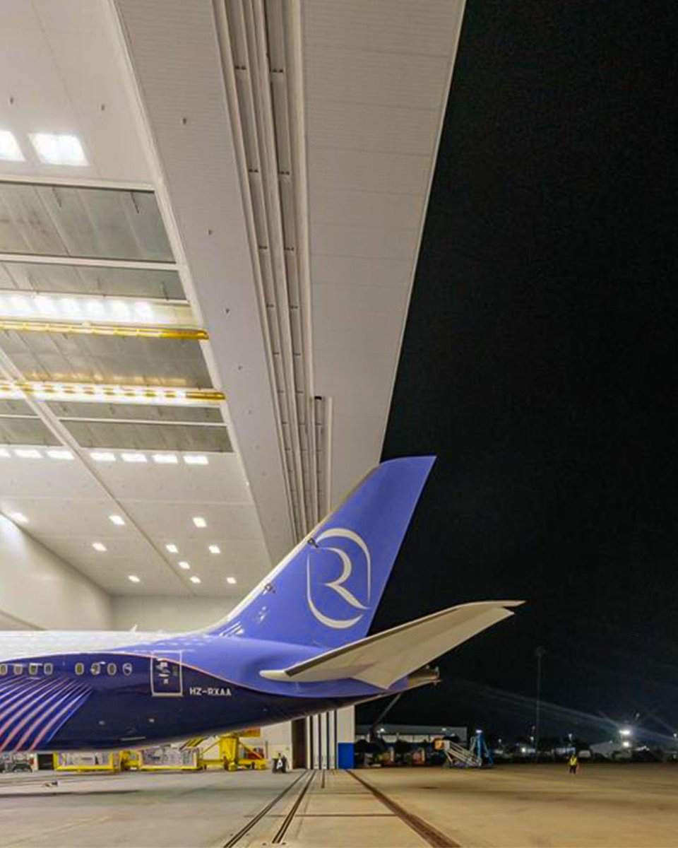 ✨ الظهور الأول لأول طائرة من أسطول #طيران_الرياض 🪻

نشهد اليوم الإطلالة الأولى لطائرة بوينج B787-9 بعد طلائها بالهوية المميزة التي تحمل شعار “الرياض”. 😍🔥

ومن المتوقع أن يتم استلام الطائرة خلال شهر نوفمبر المقبل، لتكون بذلك الأولى من أصل 72 طائرة تم الاتفاق عليها مع شركة