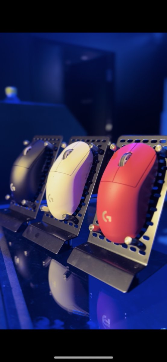 LogicoolGPLAY
行ってきました🦹🏽‍♂🦹🏽‍♂

マウス（PRO X SUPERLIGHT 2c）
手が大きい人でも扱えるくらい
どの大きさにもフィットする形になってて操作性も良かったです！

キーボード（G515 RAPID TKL）
静かでメッチャ押し心地が抜群でした！😈
 #LogicoolGPLAY2025
#PR