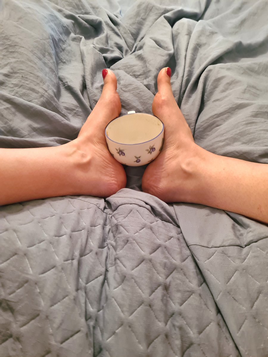 angelofdesirex's tweet photo. What’s better than breakfast in bed? Being served with my toes 😘☕
#morning coffee #coffeeinbed #footfetish #feetlover #feetworship #footmodel #redtoenails #foottease https://t.co/10N4K6eJZ8