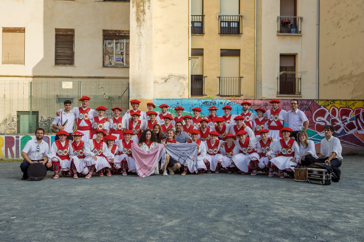 Mundu hobe eta ederrago baten alde ere dantzatzen gara, besteak beste. Hartara, soka-dantza bat Palestinaren alde (<a href="/yala_nafarroa/">YalaNafarroa</a> -ko lagunen omenez).

dantzan.eus/kidea/dugunadt…