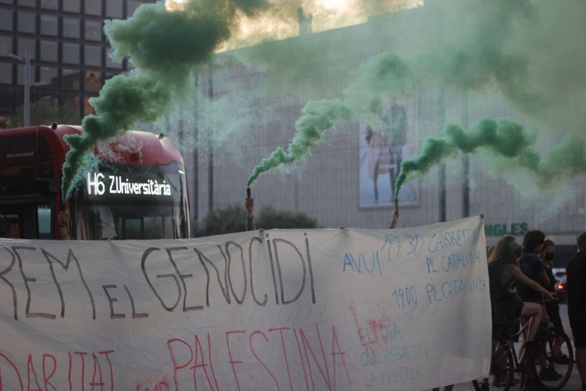Tall a l'Avinguda Diagonal al costat del Consulat de l'Estat genocida d'Israel. 

Trenquem la normalitat  fins la llibertat del poble palestí. 

Aturem el genocidi! 🍉

Visca Palestina Lliure! 🇵🇸