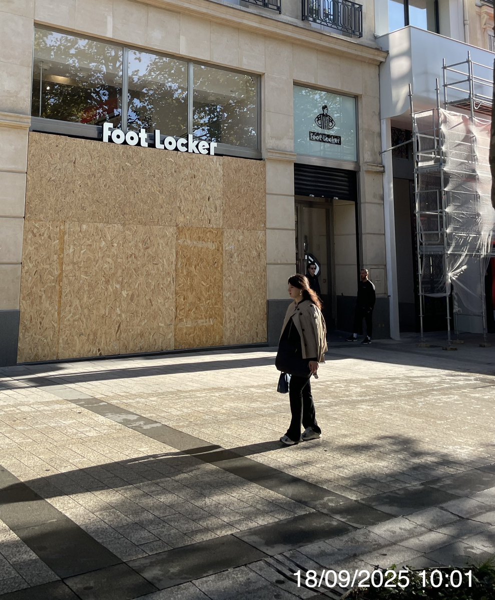 Ce 18 septembre 2025, les meilleures marques se barricadent sur les Champs Elysées i.e mon chausseur préféré #Weston avec de grands panneaux métalliques neutres, <a href="/Hermes_Paris/">Hermès</a> : avec un grillagé ton sur ton plutôt classe, ou <a href="/footlocker/">Foot Locker</a> à l’ancienne avec panneaux bois. Ambiance!
