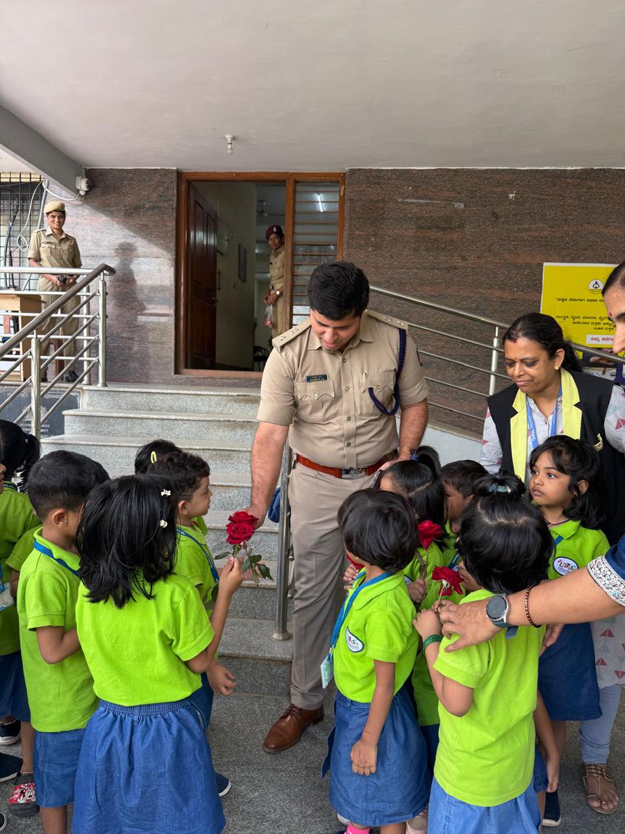 ಈ ದಿನ ವಿಭಾಗದ ಅಮೃತಹಳ್ಳಿ ಪೊಲೀಸ್ ಠಾಣೆಗೆ ಪ್ರಾಥಮಿಕ ಪೂರ್ವ ಶಾಲಾ ಮಕ್ಕಳನ್ನು ಠಾಣೆಗೆ ಬರಮಾಡಿಕೊಂಡು "ತೆರೆದ ಮನೆ" ಕಾರ್ಯಕ್ರಮದಡಿ ಮಕ್ಕಳಿಗೆ ಪೊಲೀಸ್ ಠಾಣೆಯ ಚಟುವಟಿಕೆಗಳ ಬಗ್ಗೆ ಅರಿವು ಮೂಡಿಸಲಾಯಿತು #MeetBcp #weserveweprotect    <a href="/CPBlr/">CP Bengaluru ಪೊಲೀಸ್ ಆಯುಕ್ತ ಬೆಂಗಳೂರು</a> <a href="/AddlCPEast/">ADDL. CP EAST</a>
