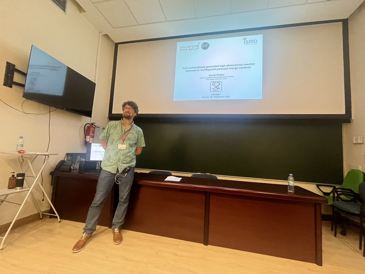 Después del coffee break Daniel Peláez del <a href="/CNRS/">CNRS 🌍</a> <a href="/UnivParisSaclay/">Université Paris-Saclay</a> habla sobre High-dimensional reaction networks to multilayered potential energy surfaces #SECMol #IFF <a href="/CSIC/">CSIC</a> #CampusSerrano