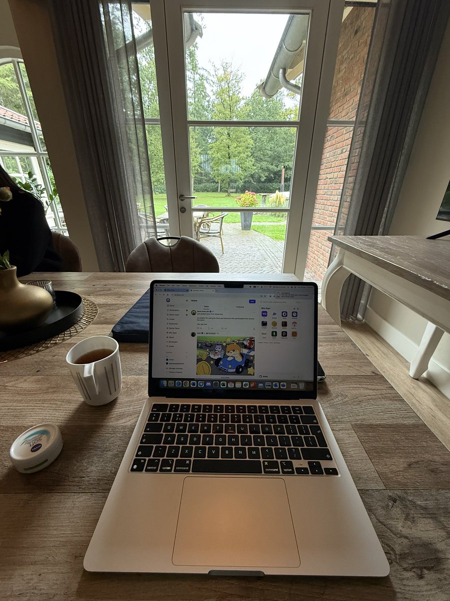 web3_Anna's tweet image. Gm touching screen and grass and trees today