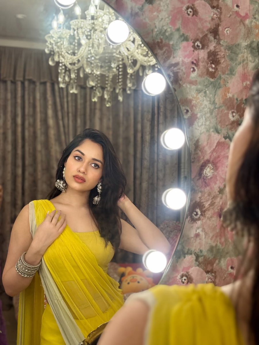 उसने कहा इश्क़ एक ढोंग है ,

और मैंने कहा तुझे इश्क़ हो खुदा करे
फिर कोई तुझे उससे जुदा करें..

फिर तू उसी का नाम जपा करे..
तू उसे तस्बिहों पे पढा करे..
और तू गली-गली फिरा करे..

फिर मैं कहूं इश्क़ एक ढोंग है,
और तूं नहीं-नहीं कहा करे....💔

#𝗬𝗮𝘀𝗵𝗶🌷