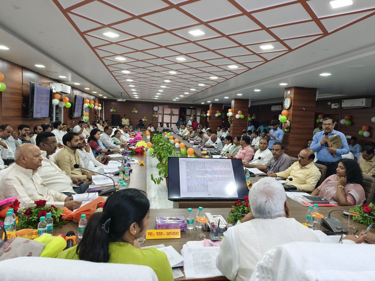 mla_pankaj's tweet image. आज जिला विकास समन्वय एवं निगरानी समिति “दिशा” की बैठक में शामिल होकर विधानसभा क्षेत्र सहित जनपद में गतिमान विकासात्मक कार्यों की प्रगति का समीक्षात्मक मूल्यांकन किया। 
इस बैठक में विकास कार्यों में विलंब के लिए अधीनस्थ अधिकारियों को निर्देशित किया। कि जनहित को प्राथमिकता के साथ…