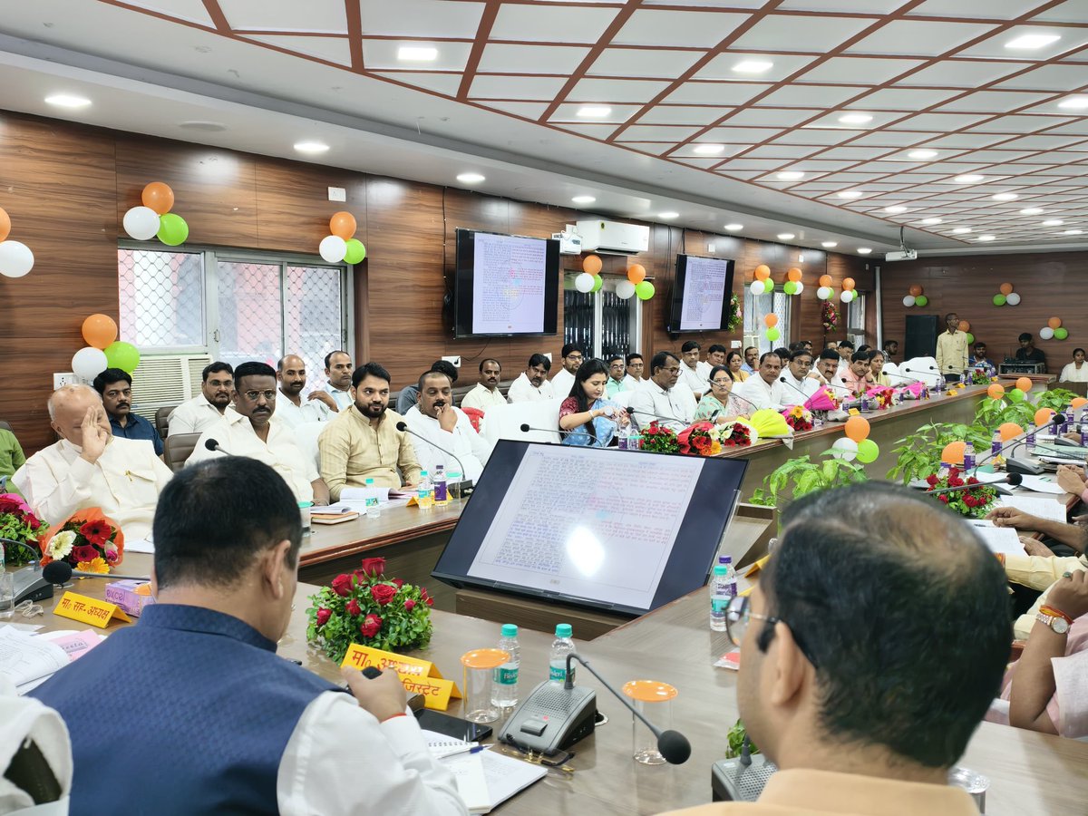 mla_pankaj's tweet image. आज जिला विकास समन्वय एवं निगरानी समिति “दिशा” की बैठक में शामिल होकर विधानसभा क्षेत्र सहित जनपद में गतिमान विकासात्मक कार्यों की प्रगति का समीक्षात्मक मूल्यांकन किया। 
इस बैठक में विकास कार्यों में विलंब के लिए अधीनस्थ अधिकारियों को निर्देशित किया। कि जनहित को प्राथमिकता के साथ…