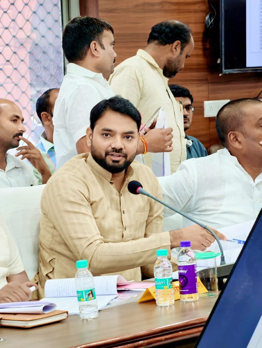 mla_pankaj's tweet image. आज जिला विकास समन्वय एवं निगरानी समिति “दिशा” की बैठक में शामिल होकर विधानसभा क्षेत्र सहित जनपद में गतिमान विकासात्मक कार्यों की प्रगति का समीक्षात्मक मूल्यांकन किया। 
इस बैठक में विकास कार्यों में विलंब के लिए अधीनस्थ अधिकारियों को निर्देशित किया। कि जनहित को प्राथमिकता के साथ…