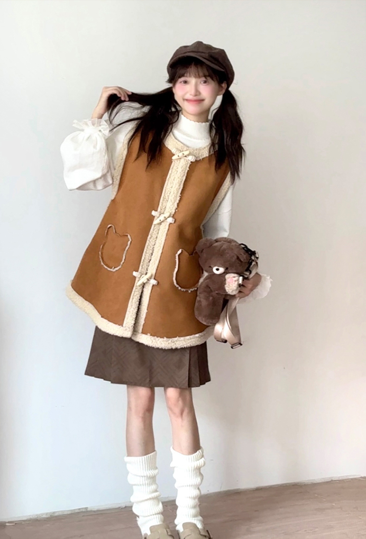 SilkDivas's tweet image. Cut open the tiny, adorable canelé 🧁🍪

This Han element hanfu set has a brown shearling bijia with toggle buttons, a white ruffled sweater, and a short brown mamian skirt.

silkdivas.com/en-gb/product/…

【Canelé 】from SilkDivas

#hanfu #bearpattern #brownwhite #shortmamianskirt