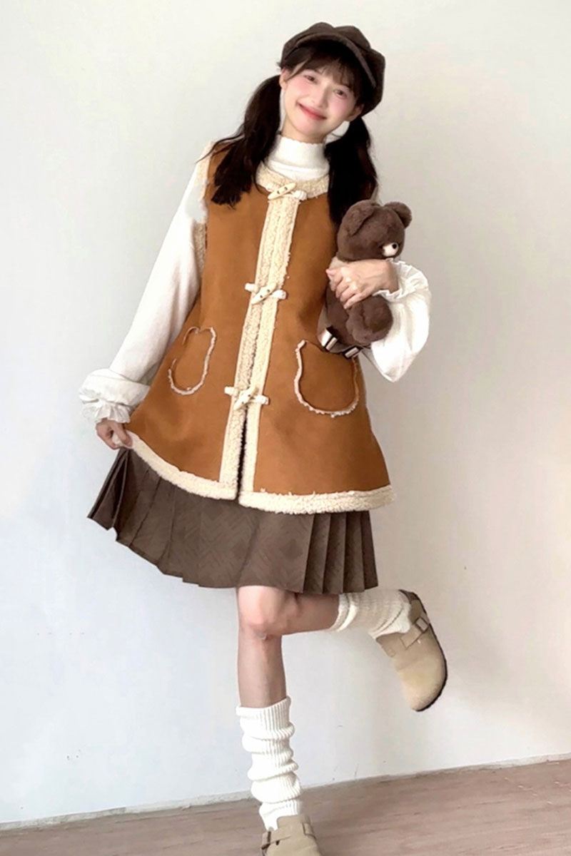 SilkDivas's tweet image. Cut open the tiny, adorable canelé 🧁🍪

This Han element hanfu set has a brown shearling bijia with toggle buttons, a white ruffled sweater, and a short brown mamian skirt.

silkdivas.com/en-gb/product/…

【Canelé 】from SilkDivas

#hanfu #bearpattern #brownwhite #shortmamianskirt