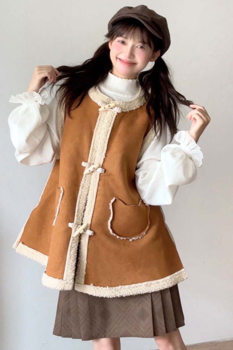 SilkDivas's tweet image. Cut open the tiny, adorable canelé 🧁🍪

This Han element hanfu set has a brown shearling bijia with toggle buttons, a white ruffled sweater, and a short brown mamian skirt.

silkdivas.com/en-gb/product/…

【Canelé 】from SilkDivas

#hanfu #bearpattern #brownwhite #shortmamianskirt