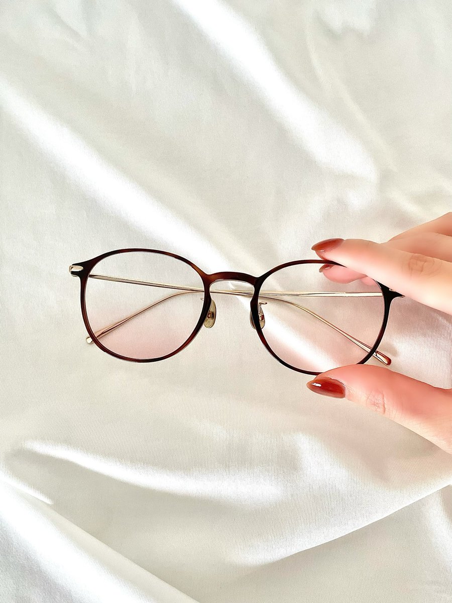 みんなー！かけるだけで盛れると大バズりのJINSのチークカラーレンズに