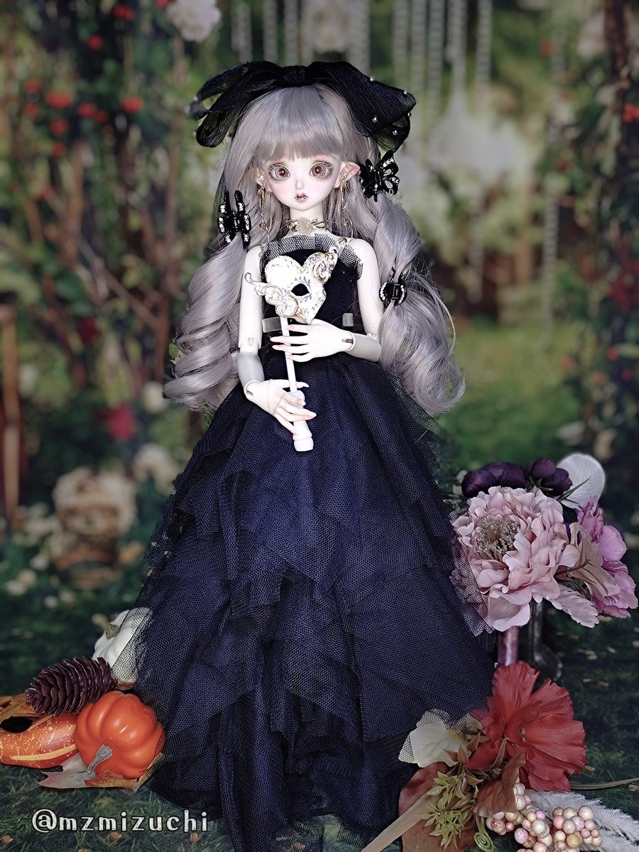 mzmizuchi's tweet photo. ForestBeeちゃん❤︎.*
いつも白っぽい服ばかり着せていたので
BlackBeeちゃんになっていただきました🖤✨
娘が「黒って最高に白いかも」と一言
なんていうか…とても納得
いつもより白さが際立っているかも🤍✨
最高に可愛いです❤
#Peakswoods
#VampireLadyBee_ForestSpirit 
#Edera マスケラ https://t.co/XnOTrhZ9bA