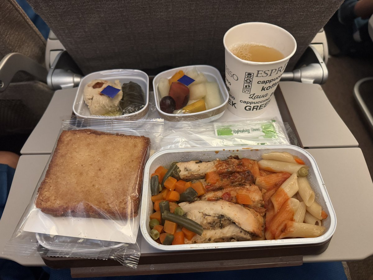 weekendtrip_gk's tweet photo. 中国東方航空の関西⇔カイロ間のフライトをざっとまとめてみました！

私としては100点中110点で、またリピートしたいと感じました！

・中国東方航空を怪しんでいる方
・中国東方航空を利用する予定がある方
・常に安い中国東方航空が気になっている方

そんな方々に参考にしていただけたら幸いです！

ーーーーーーーーーーーーーーーーーー

私が搭乗したフライトは以下の通り

【MU516】
14:20 関西発
16:05 上海浦東着

【MU223】
02:15 上海浦東発
09:00 カイロ着

【MU224】※注意後述
14:30 カイロ発
06:00 上海浦東着

【MU515】
10:05 上海浦東発
13:20 関西着

となっている。

各フライトを【時間】【機内環境】【機内食】でレビューしてみようと思う。

まず総じて中国東方航空のよかった点だが、全てがよかった。

機内は過度な騒がしさもなく清潔で機内食も美味しい。キャビンクルーの方も女帝のような殺伐とした方はいなかった。

これはもはや価格以上のパフォーマンスだったと感じる。

次に注意点だが、一部定期的に遅延を繰り返すフライトはあるようで、今回のフライトだとカイロ発上海行きのMU224便は特にその傾向があった(詳細後述)、また突発的な遅延も他航空会社同様あると考えられるので、対策としては乗継時間は長め(4〜5時間程度)に取っておくことがおすすめ。

そもそも上海浦東空港は広いため乗継時間は長い方がよいと思われる。

また、機内エンターテイメントに関しては日本語字幕等はないので、予めスマホ等にダウンロードしておくとよい。

では各フライトのレビューいってみよう。

ーーーーーーーーーーーーーーーーーー
MU516 関西→上海
ーーーーーーーーーーーーーーーーーー
【時間】1時間の遅着
【機内環境】快適
【機内食】美味い。間違いなく過去トップクラスに美味い機内食チャーハンだった。

1時間の遅着ではあったが、それくらいは許容範囲。客層は主に中国人旅客が多かったように感じた。機内食は関西積み込みということもあってサイドも美味しかった。

ーーーーーーーーーーーーーーーーーー
MU223 上海→カイロ
ーーーーーーーーーーーーーーーーーー
【時間】定刻発20分早着
【機内環境】快適だが乗客がやや賑やか
【機内食】メインディッシュは美味しい。サイドはあまり口に合わなかった。

A350ということもあり、機内は清潔で座席ピッチは広くモニターもぬるぬるで機内環境は良かった。しかし私の座席周辺は日本人観光客が多かく、どちら様もテンションが上がってしまっているのか結構賑やかな機内だった。まぁ仕方ない。

機内食は2回あり、どちらもメインディッシュは美味でサイドは……と言った感じ。しかしお腹いっぱいにはなる。

ーーーーーーーーーーーーーーーーーー
MU224 カイロ→上海
ーーーーーーーーーーーーーーーーーー
【時間】定刻発1時間早着
【機内環境】かなり快適
【機内食】メインディッシュは美味しい。

乗客は中国人旅客とエジプト人旅客が大半を占めていたが、機内はかなり快適に保たれていた。機内食は2回でやはりメインディッシュは美味しく、他は？であった。

ちなみにこのMU224便はフライトレーダーで見ると定期的に2時間程度の遅着をしており、傾向を見ると北ルート(ロシア上空通過)の場合は概ね定刻〜1時間早着で、南ルート(インド上空通過)の場合は2時間程度遅着するようである。

南北ルートがなぜ違うのか理由はわからず、いざ乗ってみないとどちらを飛ぶかはわからない。

そのため、MU224便の後はなるべく乗継時間に余裕を持っておいた方がよろしいかと思う。

もちろん状況は頻繁に変わると思うので、随時確認していただきたい。

ーーーーーーーーーーーーーーーーーー
MU515 上海→関西
ーーーーーーーーーーーーーーーーーー
【時間】定刻通り
【機内環境】日本語中国語入り乱れて賑やか
【機内食】やはりメインは美味しい

乗客は楽しげな日本人旅客と中国人旅客に溢れており、基本的に賑やかな機内であった。

機内食に関してはすき焼きご飯で、やっぱり美味しかった。
フライト時間も短いこともあり、特筆すべき点は特にない。

以上簡単に中国東方航空の関西⇔カイロ間のフライトをまとめてみた。

中国東方航空が気になっている方の参考になれば幸いである。