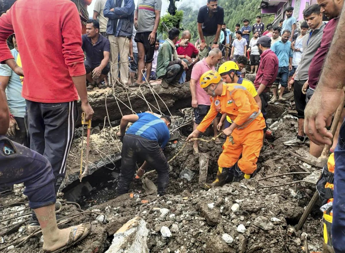 timesofindia's tweet image. #Chamoli disaster: Heavy rains trigger massive #landslide in Uttarakhand’s Nandanagar, sweeping away parts of the area; rescue operations underway amid challenging weather conditions

#Uttarakhand #cloudburst #Flood