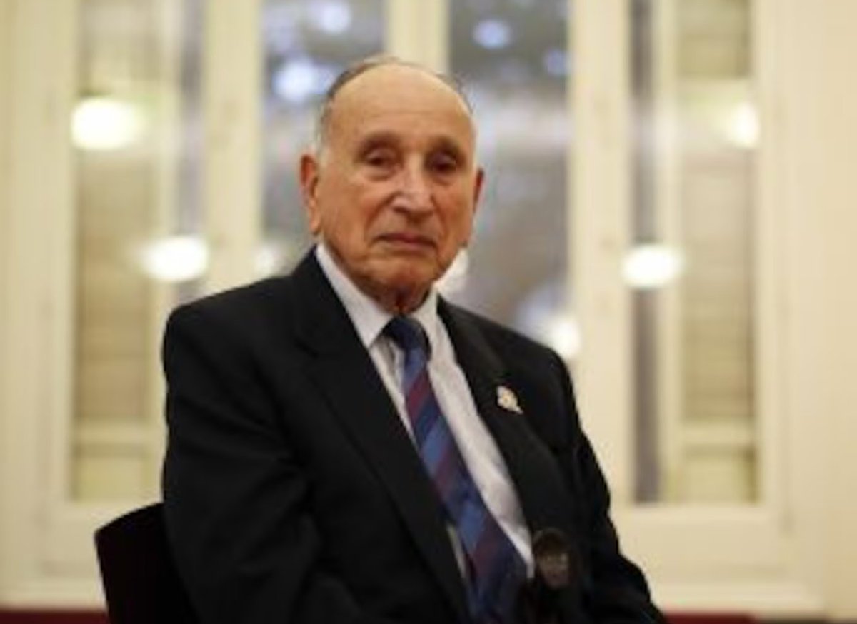 Este sr. se llamaba David Solomon. Tuve el honor de conocerle y compartir un acto público con él. Fue soldado de la República Española, brigadista internacional. Fue prácticamente el último brigadista británico superviviente. Era judio y antifascista. Hubo de cambiar su apellido