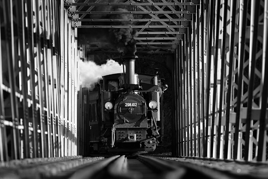 EmanuelaMorell1's tweet image. ..mi sono fermata a guardare la gente che aspettava pazientemente e poi attraversava i binari. Un vecchio treno espresso è passato sferragliando, come se zoccoli scalpitanti di scene passate galoppassero riprese da angolazioni estreme.
#PattiSmith
#MTrain

(#ReinfriedMarass📷)