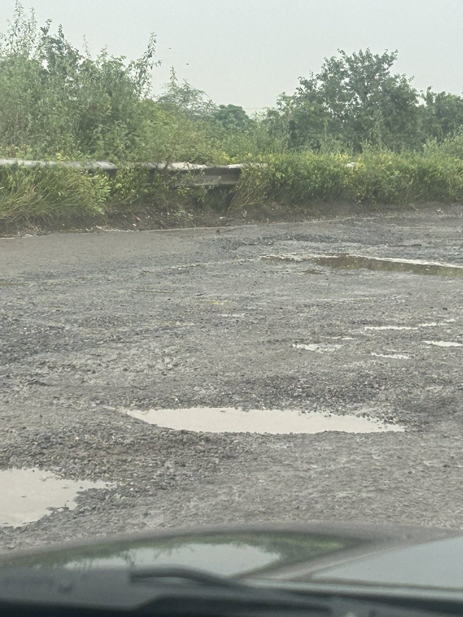 shivam2005d's tweet photo. Unacceptable! Paying exorbitant tolls on  KMP expressway yet the road is in a pathetic, unsafe condition. Potholes everywhere, zero maintenance, risking lives daily.

@nitin_gadkari  @OfficeOfNG Where is the accountability? Citizens are being looted in the name of tolls. https://t.co/5MdZtRhbKO