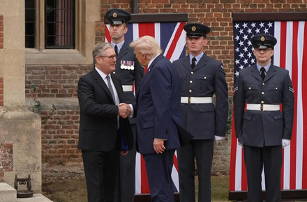 sandro_pozzi's tweet photo. Downing  Street alega "motivos logísticos" para retirar la acreditación al periodista de la Australian Broadcasting Corporation que iba a cubrir la rueda de prensa final. Trump mandó callar al corresponsal de la cadena en la Casa Blanca el martes antes de coger el Air Force One https://t.co/9KXgJ9s3pA