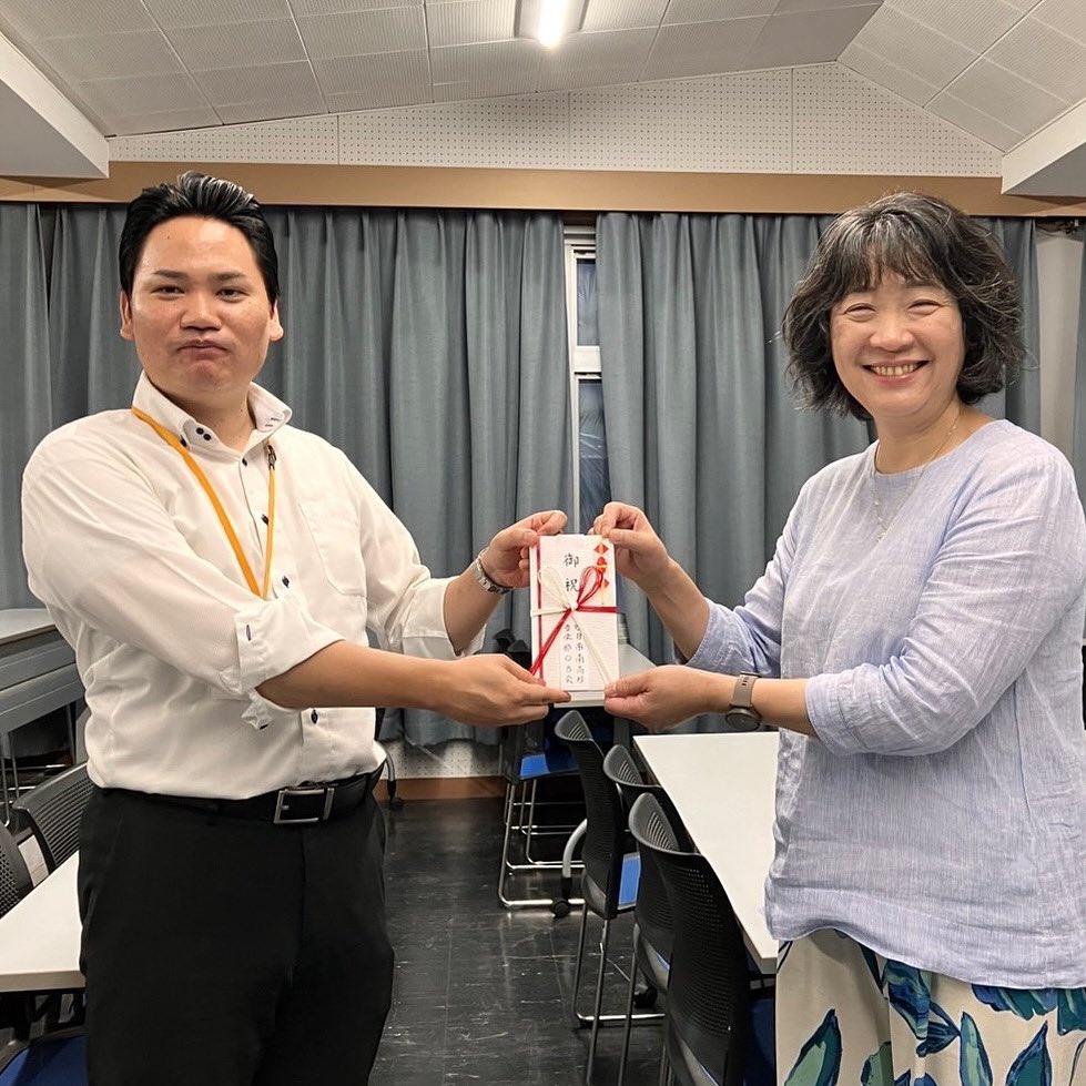ymmc_ob's tweet photo. 中部コンクール出場を祝してOB会からの寄付金を、板谷会長から音楽部顧問 東原先生へ贈呈させていただきました。
 現役生の皆さんの健闘を祈ります‼️
ご協力いただいたOB会員の皆さまに、心から御礼申し上げます。

#四日市南高校 #四日市南高校音楽部 #中部合唱コンクール #合唱 https://t.co/NPDWjadOeR