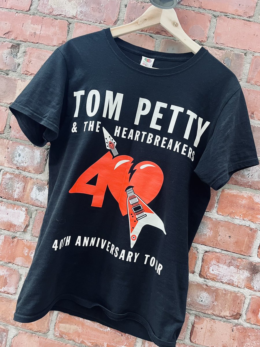 Out of the office this morning but 🐶 not cooperating for the <a href="/BBC6Music/">BBC Radio 6 Music</a> #TShirtDay photo.

It’s got to be a bit of ‘Running Down a Dream’ or ‘Learning to Fly’ though I think.