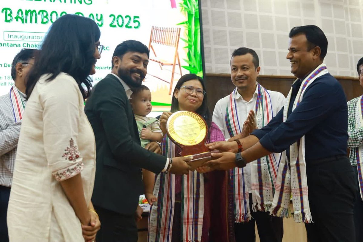আজ আগরতলার প্রজ্ঞা ভবনে 'ওয়ার্ল্ড বাম্বু ডে- ২০২৫' উদযাপন অনুষ্ঠানে অংশগ্রহণ করি। ত্রিপুরা ব্যাম্বু মিশন আয়োজিত এই কার্যক্রমে সংশ্লিষ্ট শিল্পী, শিল্প উদ্যোক্তা ও বরিষ্ঠ আধিকারিকদের সন্মোধন করি।  আত্মনির্ভর ত্রিপুরা শ্রেষ্ঠ ত্রিপুরা নির্মাণে এই শিল্পের বিকাশে বর্তমান সরকারের