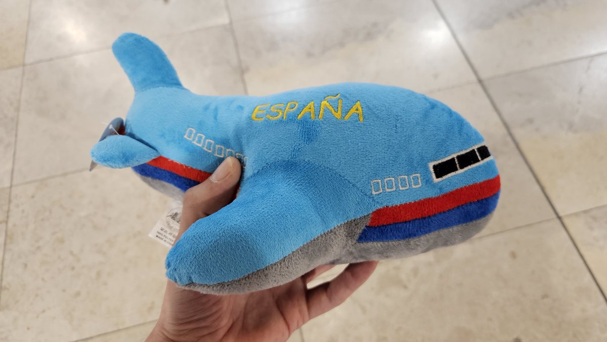 Adios Madrid, dit was echt weer een belachelijk vet tripje! 🥳😍

Vliegtuig-knuffel mee voor de kleine man thuis, ready to go!!! 😜