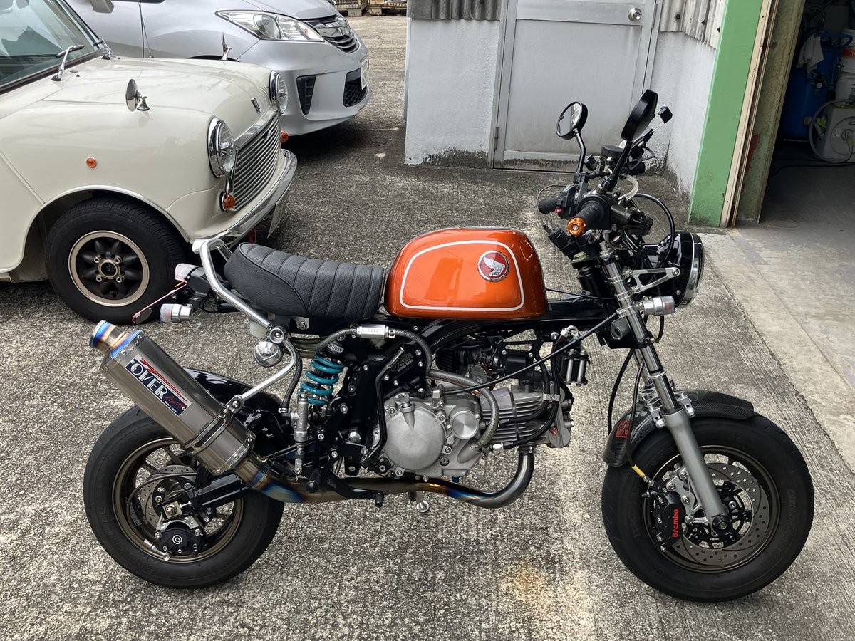 Monky4mini's tweet image. タイヤの空気漏れが気になってご来店の10インチゴリラです。何と言ってもDOHC124ccでパワーがあります。タイヤの不備は事故に直結するので心配ですが、チェックの結果大丈夫でした。タイヤの状態もバッチリで空気圧もOK! あとは走りに行くだけですね。

#10インチゴリラ
#DOHC
#バイクのタイヤ