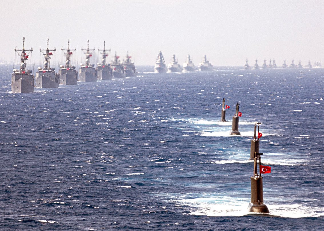 13 yıl aradan sonra bir ilk:

Doğu Akdeniz’in en büyük donanması Türk Deniz Kuvvetleri ve Mısır Deniz Kuvvetleri 22-26 Eylül tarihleri arasında “Dostluk Denizi” (Bahr El Sadaka) Deniz Harekatı Özel Tatbikatı icra edecek. Tatbikata Türk Hava Kuvvetleri de katılım sağlayacak.