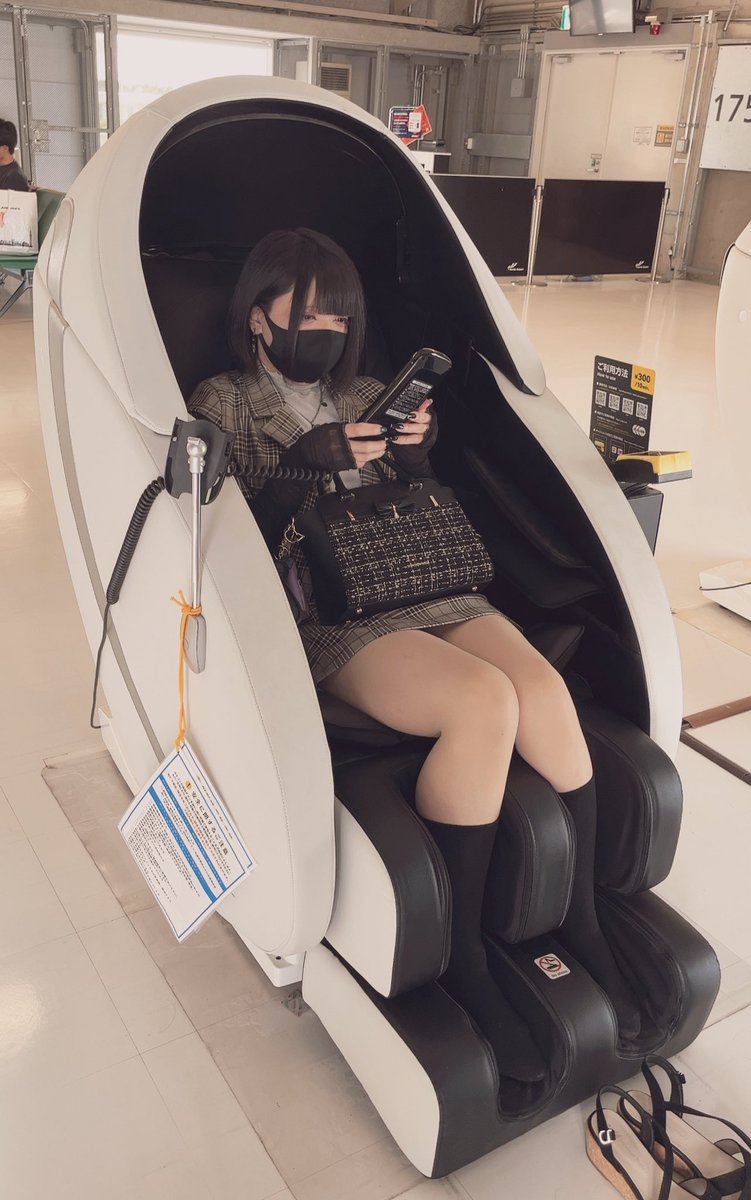 mentoku's tweet photo. これはマッサージチェアの使い方がわからない詩人さん https://t.co/NSTm6tNt24